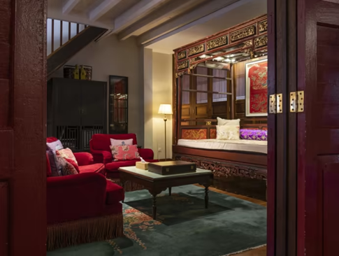 ห้องพักที่ Seven Terraces ซึ่งเป็นโรงแรมที่ได้รับการบูรณะใหม่ซึ่งออกแบบโดยนำเสนอวัฒนธรรมเปอรานากันอันโดดเด่นของเมือง ในเมืองจอร์จทาวน์ ประเทศมาเลเซีย