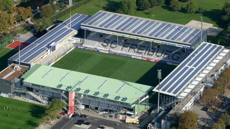 สนามกีฬาของ SC Freiburg ใช้พลังงานแสงอาทิตย์และพลังงานรีไซเคิลเพื่อขับเคลื่อนคอมเพล็กซ์ (Credit: Frances Demange/Getty Images)