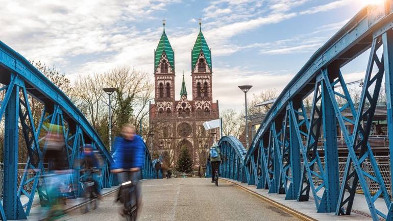 สะพาน Wiwilíbrücke ในเมือง Freiburg เป็นหนึ่งในถนนหลายสายในเมืองที่นักปั่นจักรยานใช้แทนรถยนต์ (Credit: querbeet/Getty Images)